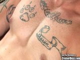 Buff tattoo -kerel slaat zijn lul af! snapshot 9