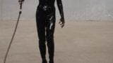 De godin Obsidian hanteert haar bullwhips onheilspellend in haar latex catsuit. snapshot 9