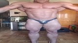 Bodybuilder espagnol s'exhibe et fléchit snapshot 1