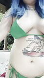 BBW asiatique en micro bikini vert snapshot 1