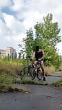 Radfahrer wichst im park snapshot 5