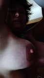 Femme sexy aux gros seins et excitée, partie 2 snapshot 4