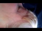 Reife Blondine lutschen schwarzen Schwanz am Auto snapshot 1
