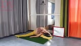 Regina Noir. Yoga in gelben Strumpfhosen beim Yoga im Fitnessstudio. snapshot 2