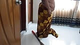 Gujarati sexy tetona culona vecina de 45 años caliente bhabhi es follada por un extraño mientras barre la casa snapshot 11