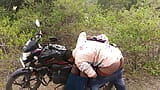 Village indien desi - Pooja Shemale et Boyfrend arrivent dans la jungle dehors et arrêtent à vélo une place et Pooja baisent le cul de Boyfrend. snapshot 10