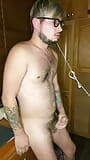 Un minet tatoué se branle debout et jouit d'une charge chaude sur son ventre snapshot 4