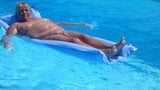 Mature dans la piscine snapshot 1