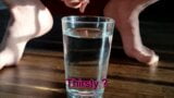 Trinken Sie dickes Sperma im Glas 4k snapshot 1