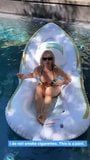 Chelsea Handler im Bikini im Pool snapshot 5