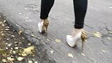 Promenade en plein air avec des talons hauts snapshot 1