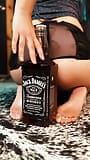 Une MILF se fait salir avec une bouteille de Jack snapshot 2