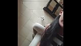 Une salope filme comment elle pisse dans les toilettes, lèche le siège des toilettes, se caresse la chatte snapshot 9