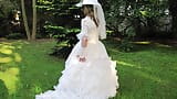 Im Brautkleid posiert und abgespritzt snapshot 1