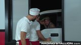 Sean Duran eet kont door het drivethru -raam snapshot 3