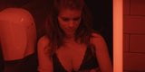 Kate Mara mostrando su escote mientras se toma una selfie snapshot 2