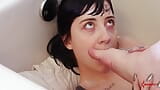 오줌 페티쉬 - 황금 샤워를 하는 하위 섹시녀 snapshot 2