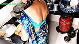 Seks di dapur: ibu tiri duduk untuk makan makanan sampai kami pergi snapshot 5