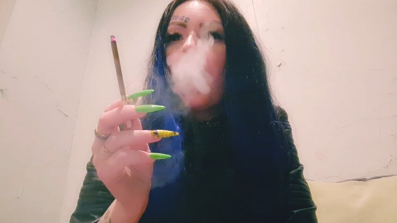 Sexy kouření cigaret. Kouření fetiš od kočičky. Pojďme si dát kouřovou pauzu, vykouřím ti kouř do obličeje a udělám z tebe svůj popel