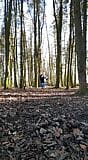 Thelady s'exhibe dans les bois, mais c'est trop occupé snapshot 3