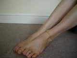 熟女展示她性感的长脚和多汁的脚趾 snapshot 10