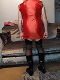 Crossdresser gostosa em vestido de cetim vermelho sexy e meias snapshot 4