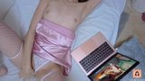 Adolescentă cu pizdă sexy ejaculează în timp ce urmărește filme porno snapshot 12