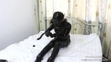 Une jolie fille en latex se masturbe avec un vibromasseur et un masque snapshot 4