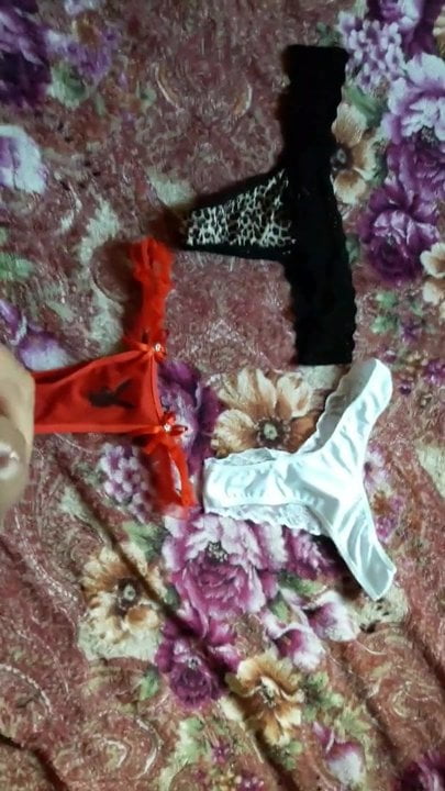 Gozando nas calcinhas das primas novinhas.