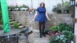 Alison kan niet stoppen met aftrekken in de tuin - sexy travestiet snapshot 3