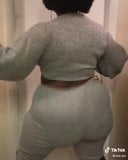 Une bonne milf twerk en leggings snapshot 3