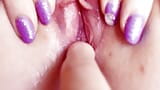 Extremo close-up de um dedo na buceta molhada snapshot 8