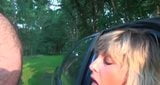 La abuela de grandes tetas da la cabeza al aire libre en el coche snapshot 15