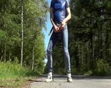 Mojando jeans en el bosque snapshot 8