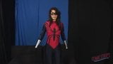 Superheroína atrapada en una red de su creación y está atada snapshot 5