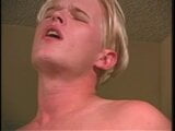 Шлюшка с большой грудью и латиной в бисексуальном видео, сцена с трахом в постели snapshot 4