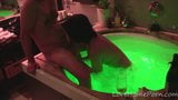 Amatorska para uprawia seks w zielonym jacuzzi snapshot 7