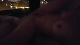 chica se masturba en público en la ventana del hotel snapshot 15