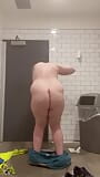Baculatý chlap se svléká do naha v koupelně. snapshot 10