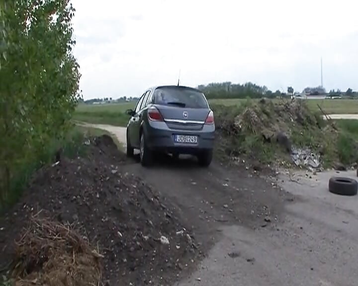 Seksi nemačka drolja jaše veliki crni kurac u autu