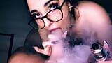 Stephanie suzie chupando pau e fumando vapor. snapshot 2