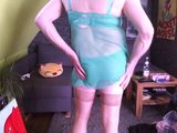 Sissy sporttraining in groene lingerie snapshot 2