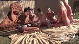 Lesbos lamiendo y jugando coños calientes en sexo grupal al aire libre snapshot 4