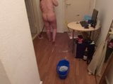 BBW nue nettoie une pisse snapshot 2