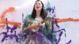 Lisa Hannigan viene schizzata, macchiata e coperta di vernice snapshot 6