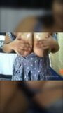 Meisje met grote borsten toont haar troef snapshot 3