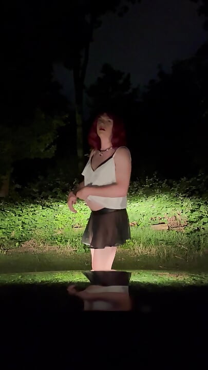 Sissy pisil a szabadban