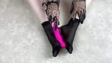 Caresses fétichistes des pieds dans des chaussettes en nylon noir avec mon jouet sexuel préféré snapshot 4