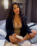 Kim Kardashian с огромным декольте snapshot 1