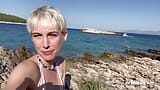 Ersties - schattige Annika vingert zichzelf op een strand in Kroatië snapshot 12